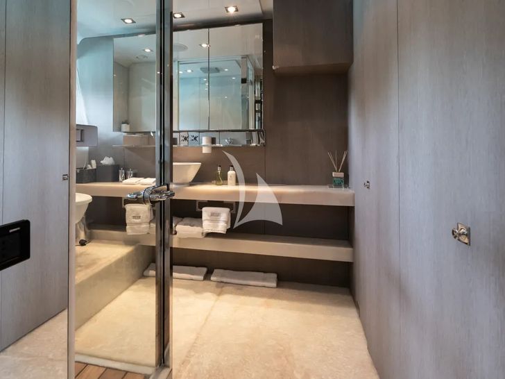 BLISS Heesen 44m - VIP cabin bathroom BLISS Heesen 44m - VIP cabin bathroom