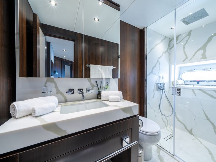 BLUE INFINITY ONE Sunseeker 95 Yacht VIP cabin 1 bathroom BLUE INFINITY ONE Sunseeker 95 Yacht VIP cabin 1 bathroom