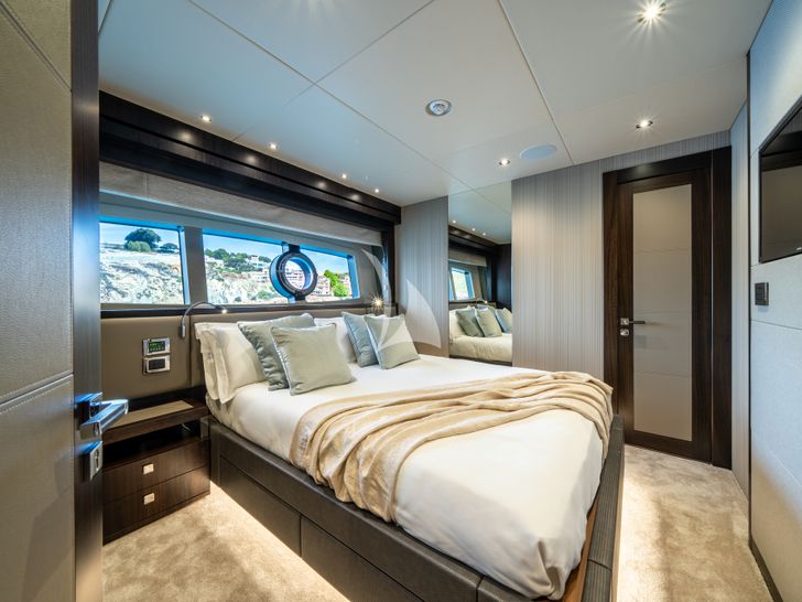 BLUE INFINITY ONE Sunseeker 95 Yacht VIP cabin 1 BLUE INFINITY ONE Sunseeker 95 Yacht VIP cabin 1