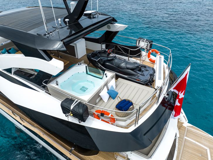BLUE INFINITY ONE Sunseeker 95 Yacht flybridge BLUE INFINITY ONE Sunseeker 95 Yacht flybridge