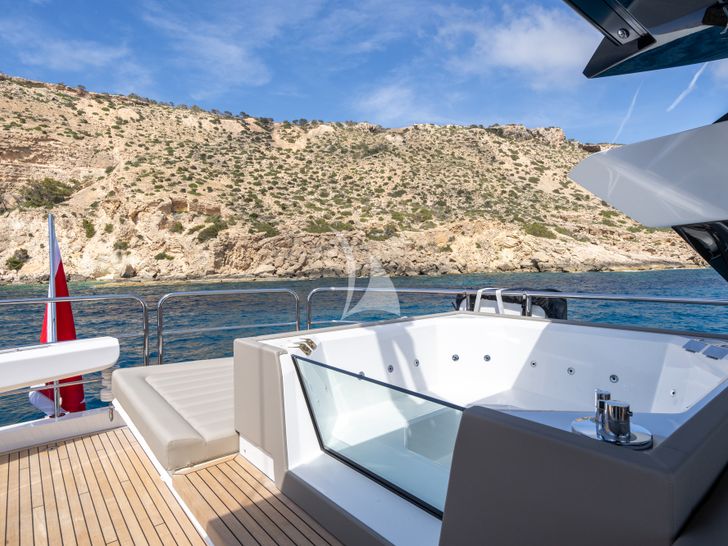 BLUE INFINITY ONE Sunseeker 95 Yacht jacuzzi BLUE INFINITY ONE Sunseeker 95 Yacht jacuzzi