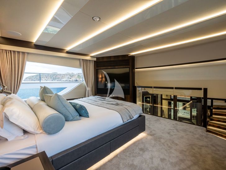 BLUE INFINITY ONE Sunseeker 95 Yacht master cabin bed and TV BLUE INFINITY ONE Sunseeker 95 Yacht master cabin bed and TV