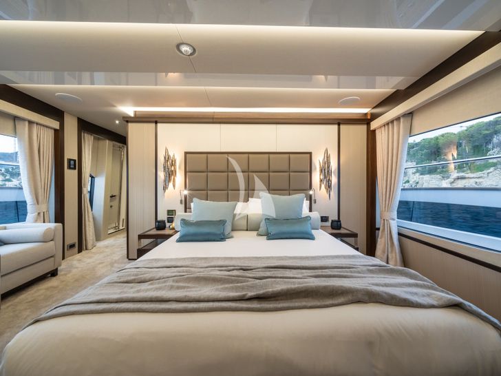 BLUE INFINITY ONE Sunseeker 95 Yacht master cabin BLUE INFINITY ONE Sunseeker 95 Yacht master cabin