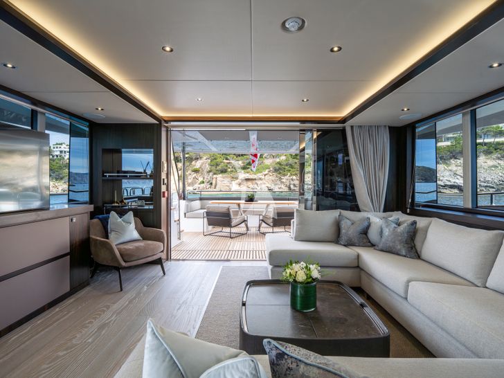 BLUE INFINITY ONE Sunseeker 95 Yacht saloon BLUE INFINITY ONE Sunseeker 95 Yacht saloon