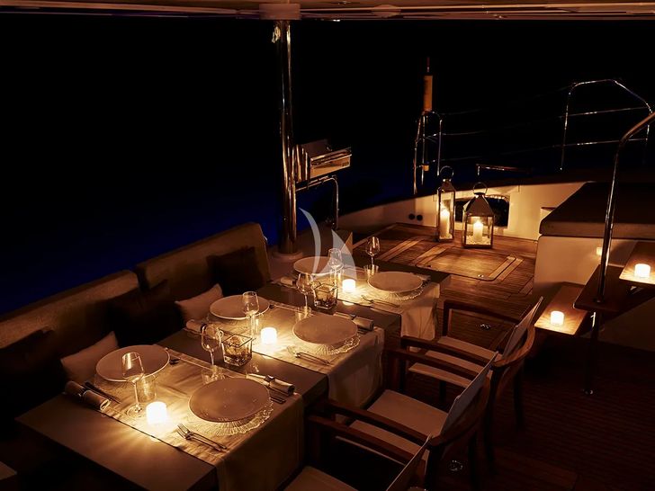 BLUE DEER Sunreef 74 - aft deck alfresco dining set up BLUE DEER Sunreef 74 - aft deck alfresco dining set up