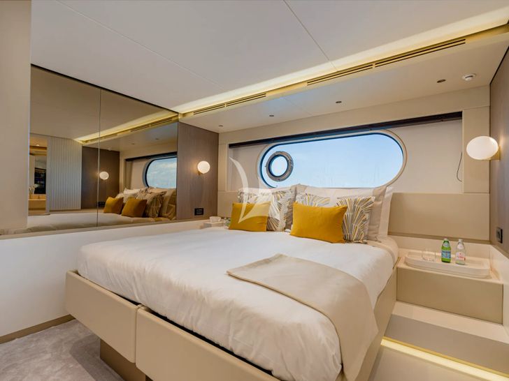BLUE EYES Azimut Magellano 25M - VIP cabin 1 BLUE EYES Azimut Magellano 25M - VIP cabin 1