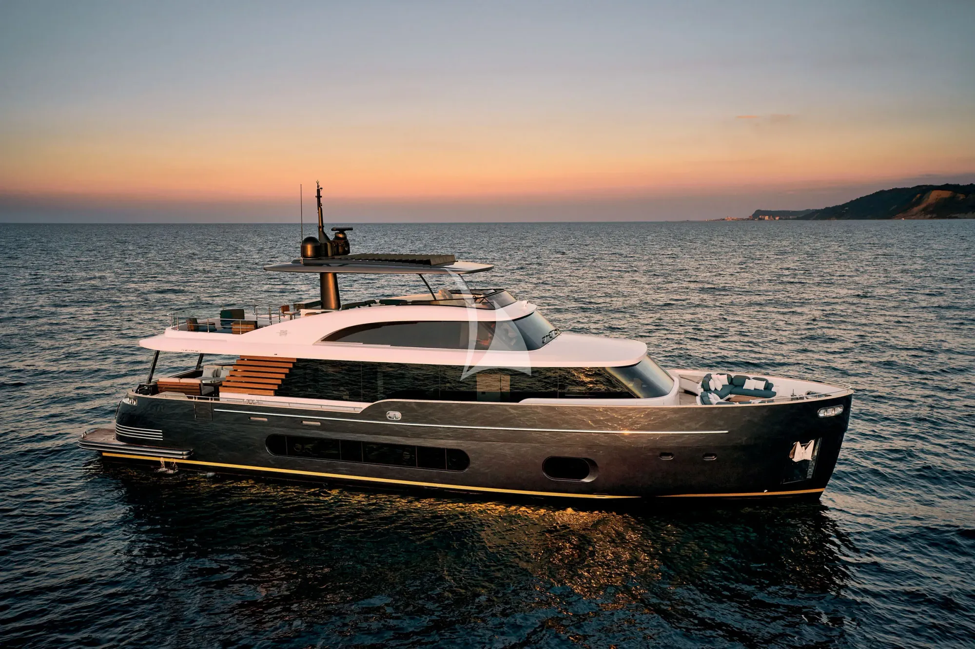 BLUE EYES Azimut Magellano 25M - anchored