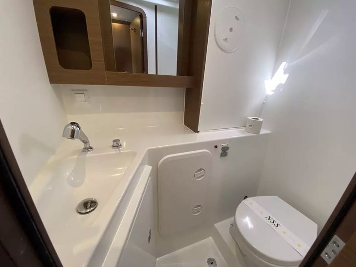 BLUE EYES Lagoon 42 - cabin 3 bathroom BLUE EYES Lagoon 42 - cabin 3 bathroom