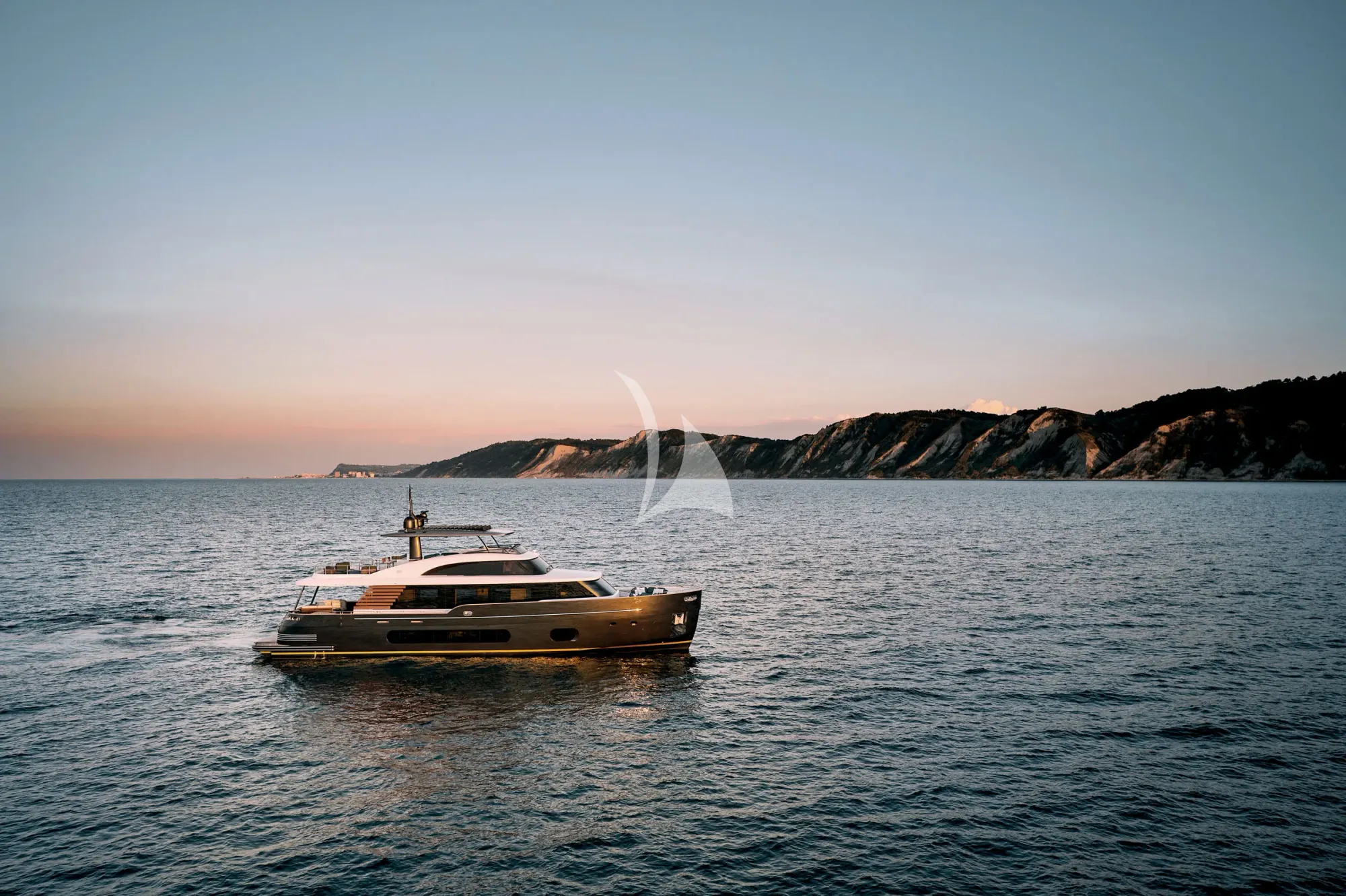 BLUE EYES Azimut Magellano 25M - cruising across the Italian waterline