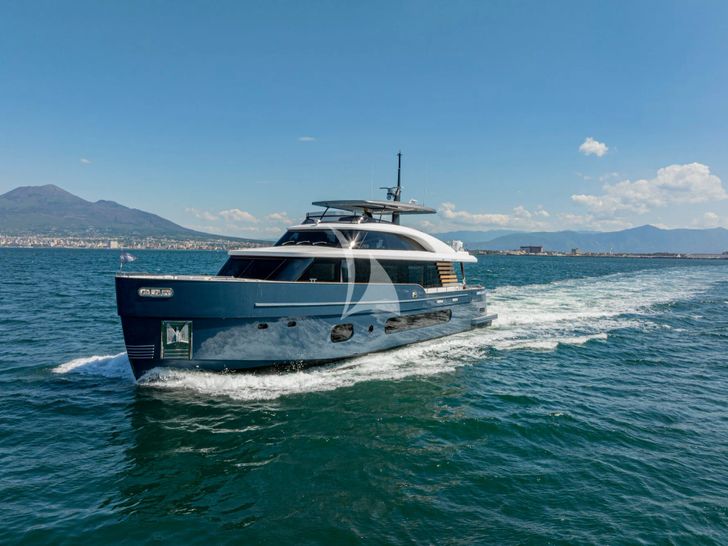 BLUE EYES Azimut Magellano 25M - cruising bow view BLUE EYES Azimut Magellano 25M - cruising bow view