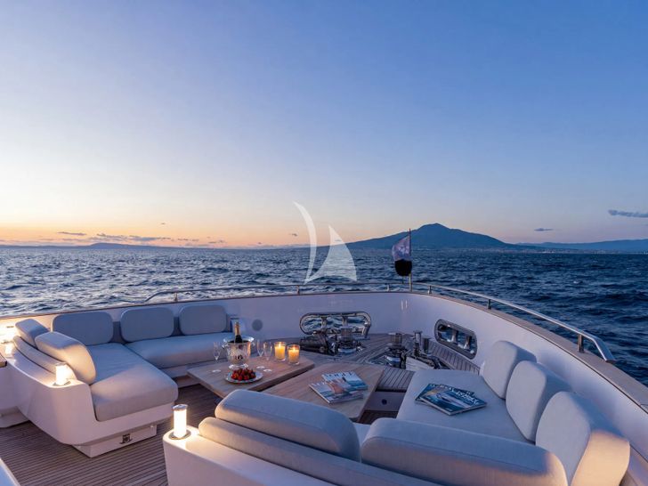 BLUE EYES Azimut Magellano 25M - foredeck converted to a romantic lounge BLUE EYES Azimut Magellano 25M - foredeck converted to a romantic lounge