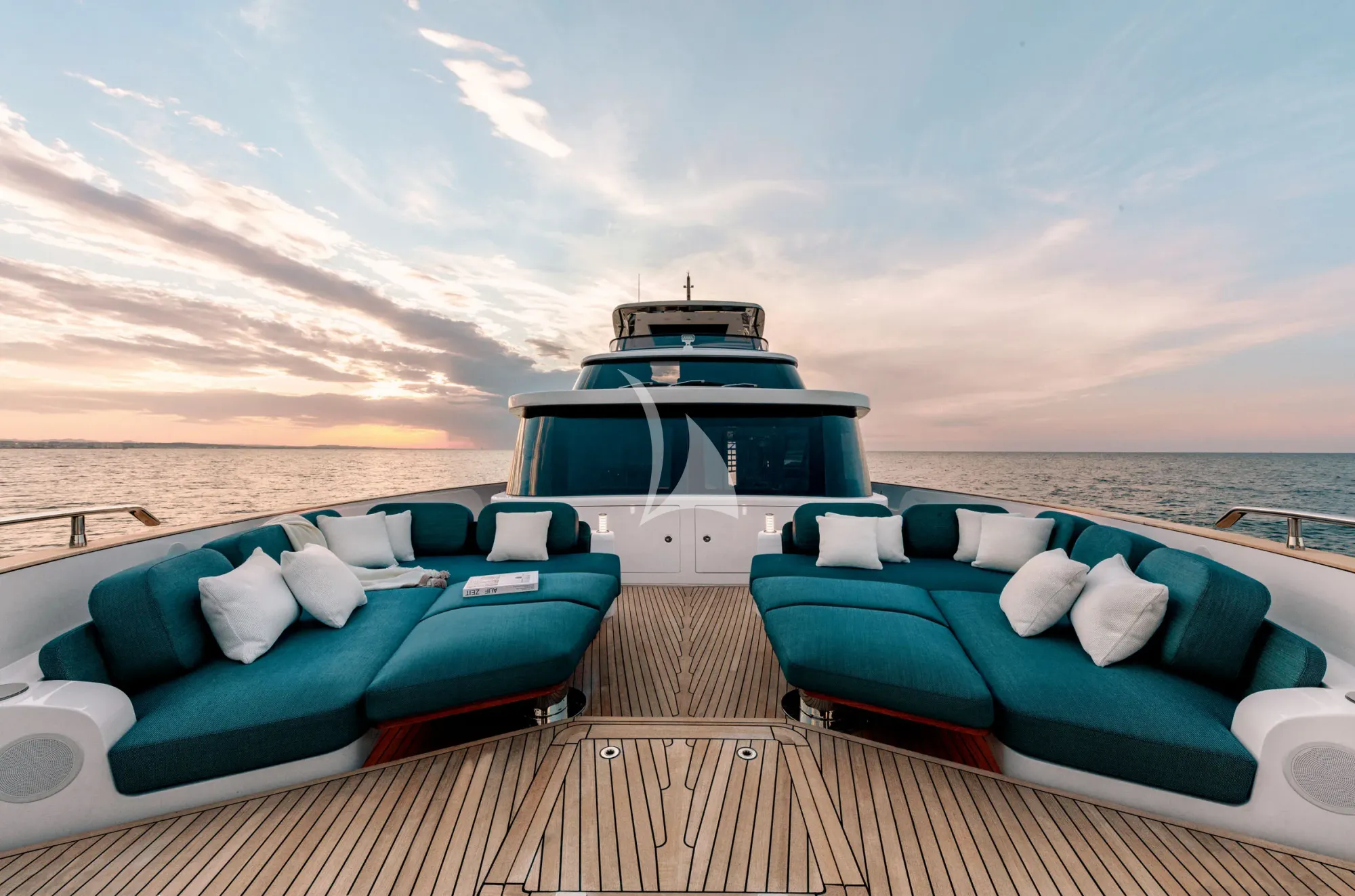 BLUE EYES Azimut Magellano 25M - foredeck lounge