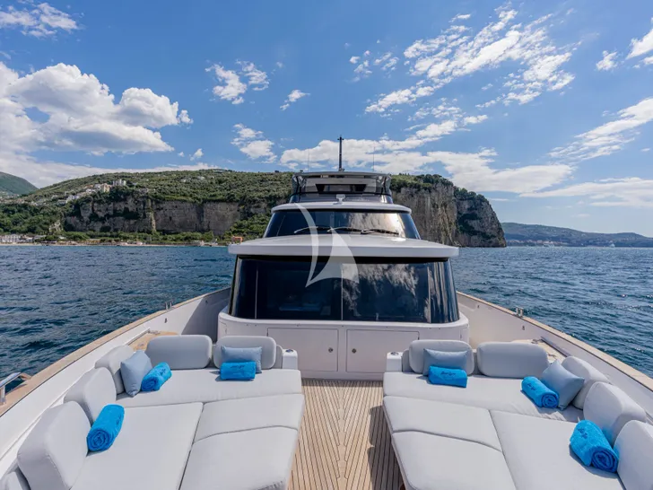 BLUE EYES Azimut Magellano 25M - foredeck sunbathing area BLUE EYES Azimut Magellano 25M - foredeck sunbathing area