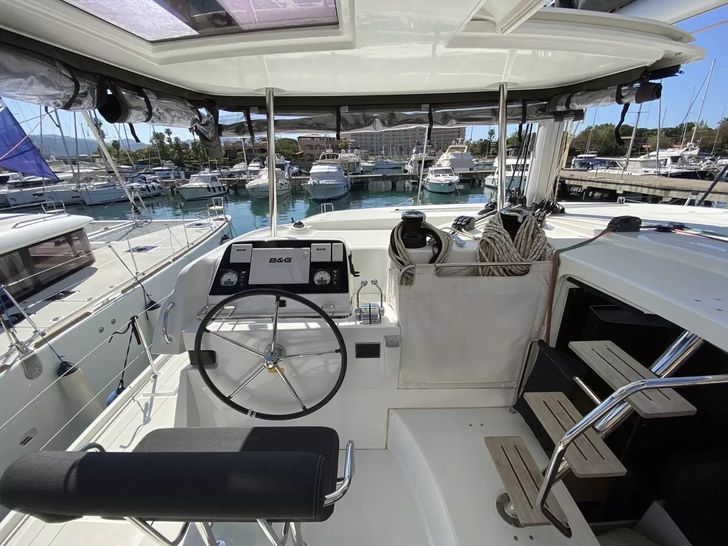 BLUE EYES Lagoon 42 - helm BLUE EYES Lagoon 42 - helm