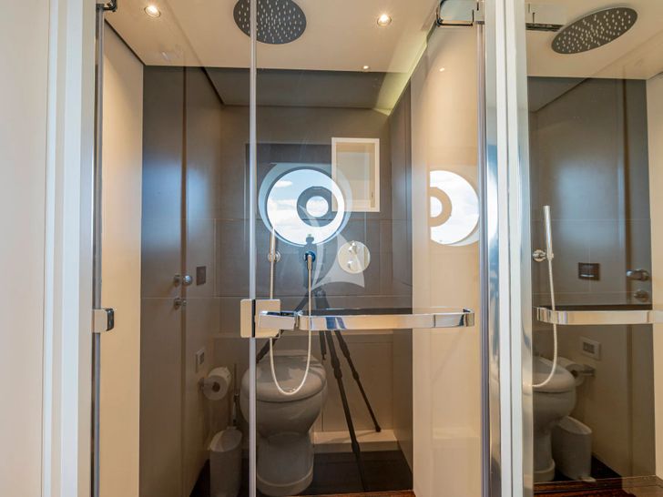 BLUE EYES Azimut Magellano 25M - master cabin bathroom BLUE EYES Azimut Magellano 25M - master cabin bathroom