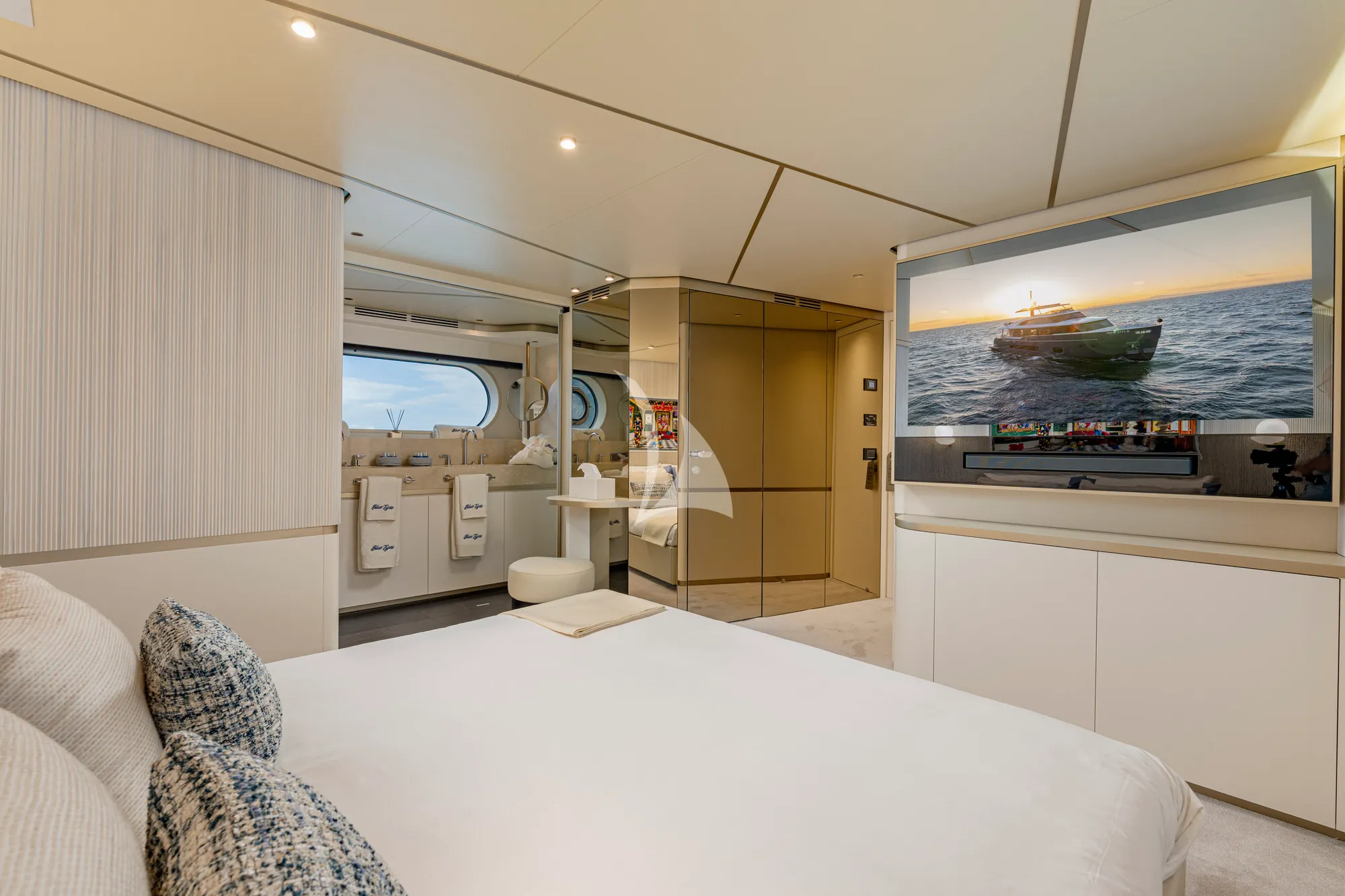 Charter Yacht BLUE EYES - Azimut Magellano 25M - 4 Cabins - Naples - Castellamare di Stabia - Capri - Positano - Amalfi Coast
