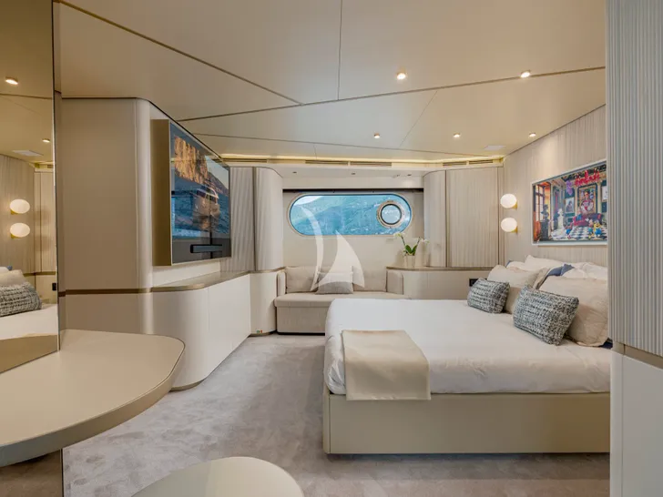 BLUE EYES Azimut Magellano 25M - master cabin bed BLUE EYES Azimut Magellano 25M - master cabin bed
