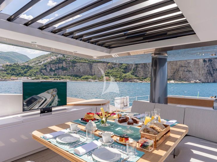 BLUE EYES Azimut Magellano 25M - sundeck alfresco dining area BLUE EYES Azimut Magellano 25M - sundeck alfresco dining area