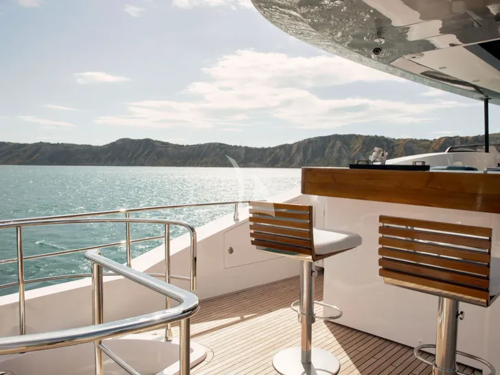 BLUE EYES Azimut Magellano 25M - sundeck bar BLUE EYES Azimut Magellano 25M - sundeck bar