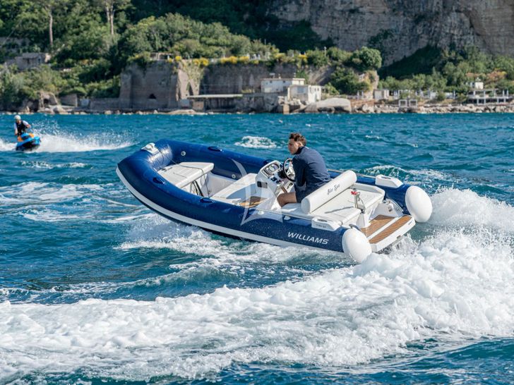 BLUE EYES Azimut Magellano 25M - tender BLUE EYES Azimut Magellano 25M - tender
