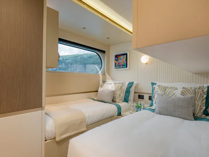 BLUE EYES Azimut Magellano 25M - twin cabin BLUE EYES Azimut Magellano 25M - twin cabin
