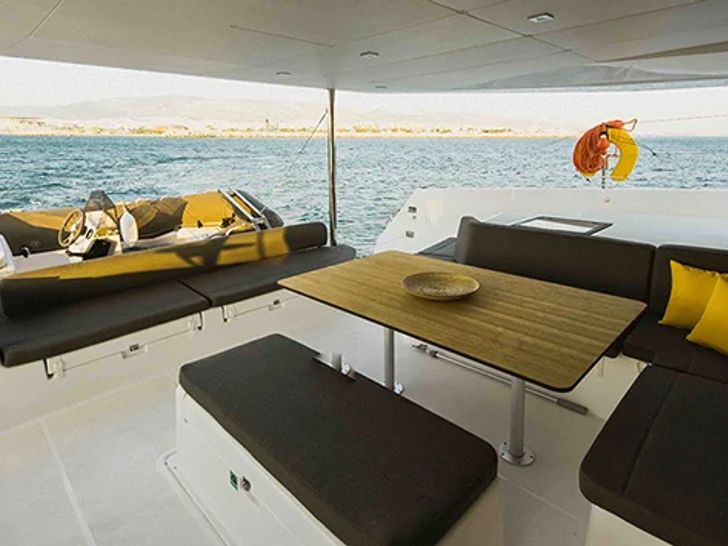 BLUE HORIZON Dufour 48 - flybridge seating BLUE HORIZON Dufour 48 - flybridge seating