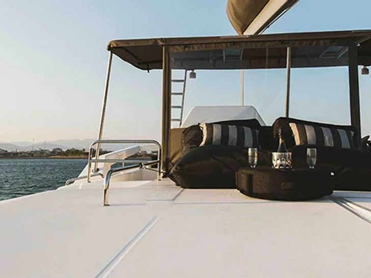 BLUE HORIZON Dufour 48 - flybridge bronzing area BLUE HORIZON Dufour 48 - flybridge bronzing area