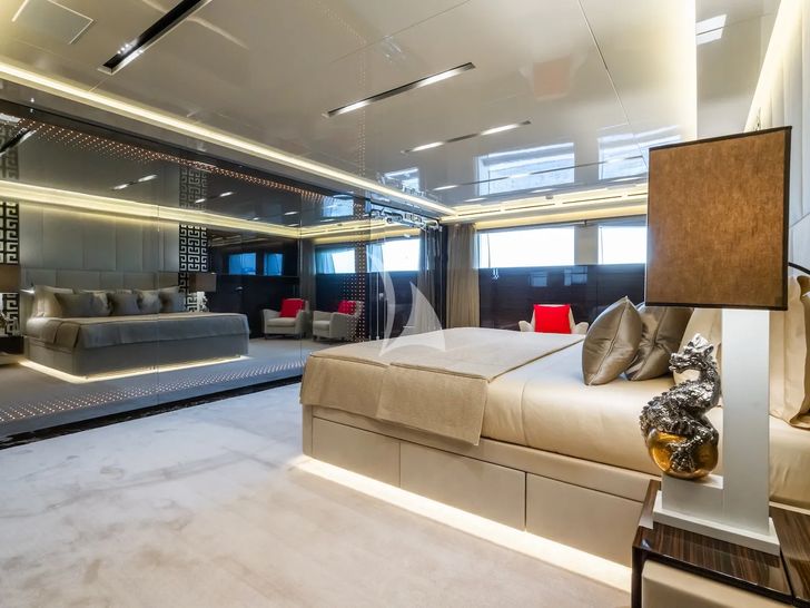 BLUE MOON Admiral 44m - master cabin bed BLUE MOON Admiral 44m - master cabin bed