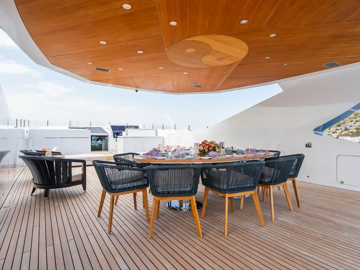 BLUE MOON Admiral 44m - sundeck alfresco dining area BLUE MOON Admiral 44m - sundeck alfresco dining area