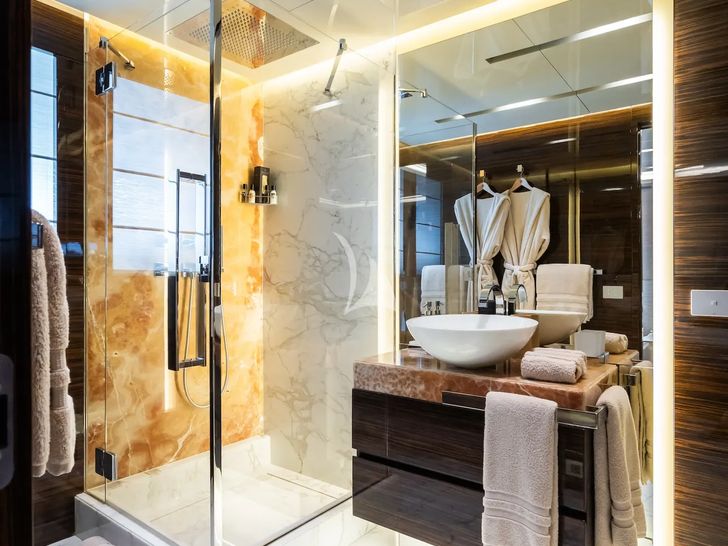 BLUE MOON Admiral 44m - twin cabin 2 bathroom BLUE MOON Admiral 44m - twin cabin 2 bathroom