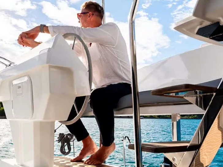 BLUE ONE Fountaine Pajot Aura 51 - helm BLUE ONE Fountaine Pajot Aura 51 - helm