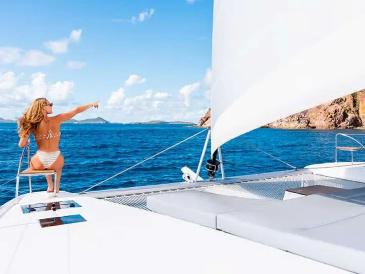 BLUE ONE Fountaine Pajot Aura 51 - foredeck sunbathing and net trampolines BLUE ONE Fountaine Pajot Aura 51 - foredeck sunbathing and net trampolines