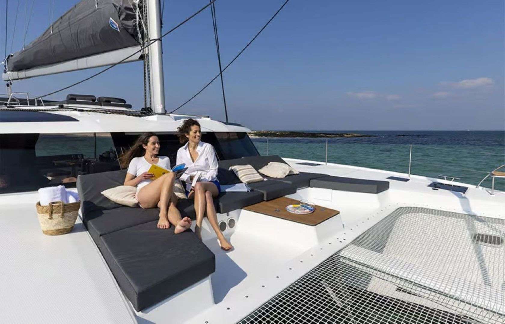 BLUE ONE Fountaine Pajot Aura 51 - foredeck