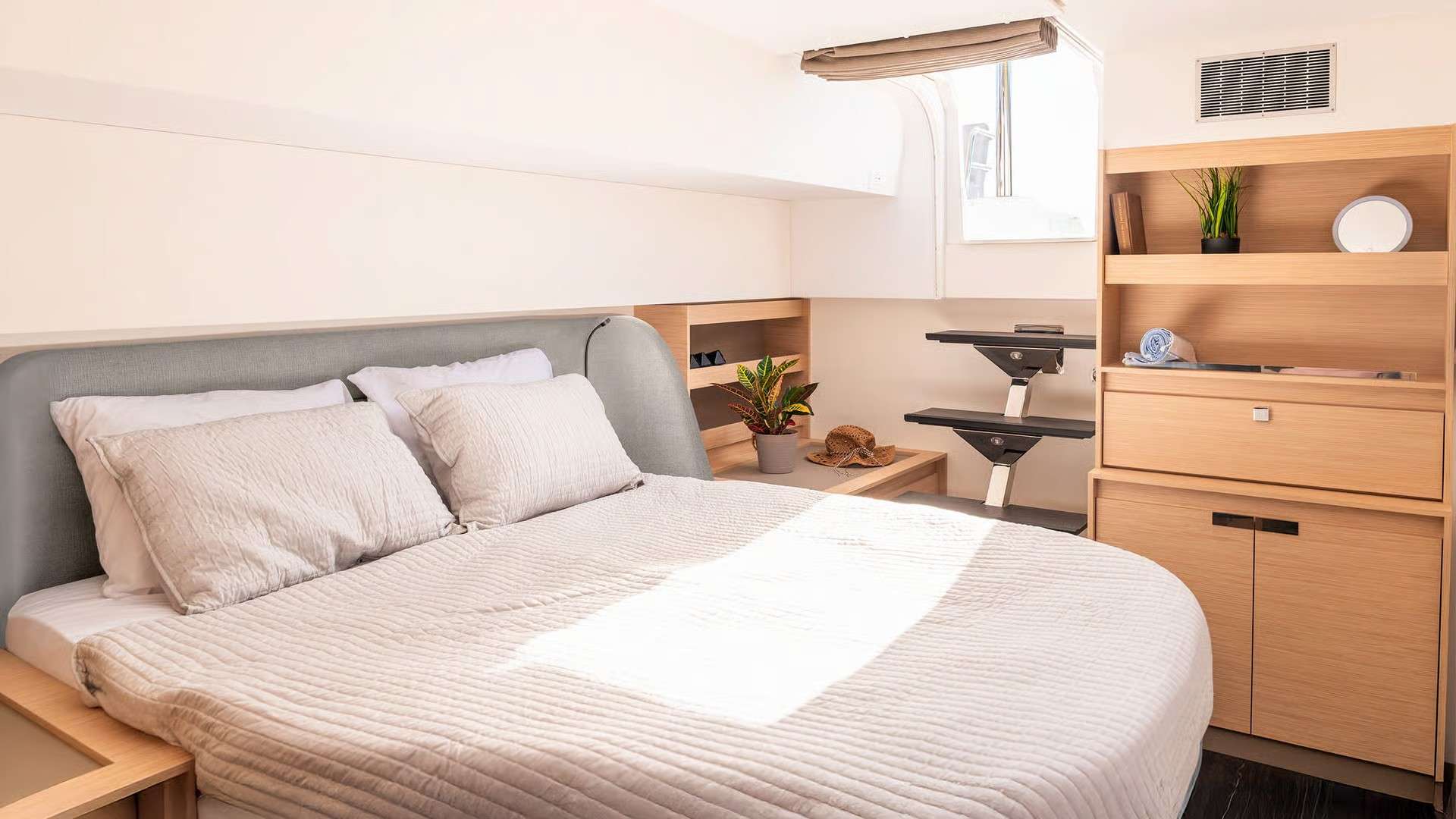 BLUE ONE Fountaine Pajot Aura 51 - master cabin bed