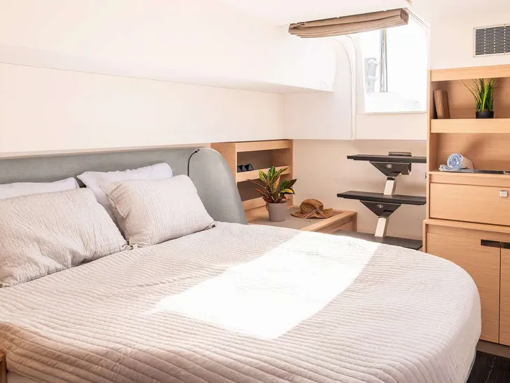 BLUE ONE Fountaine Pajot Aura 51 - master cabin bed BLUE ONE Fountaine Pajot Aura 51 - master cabin bed