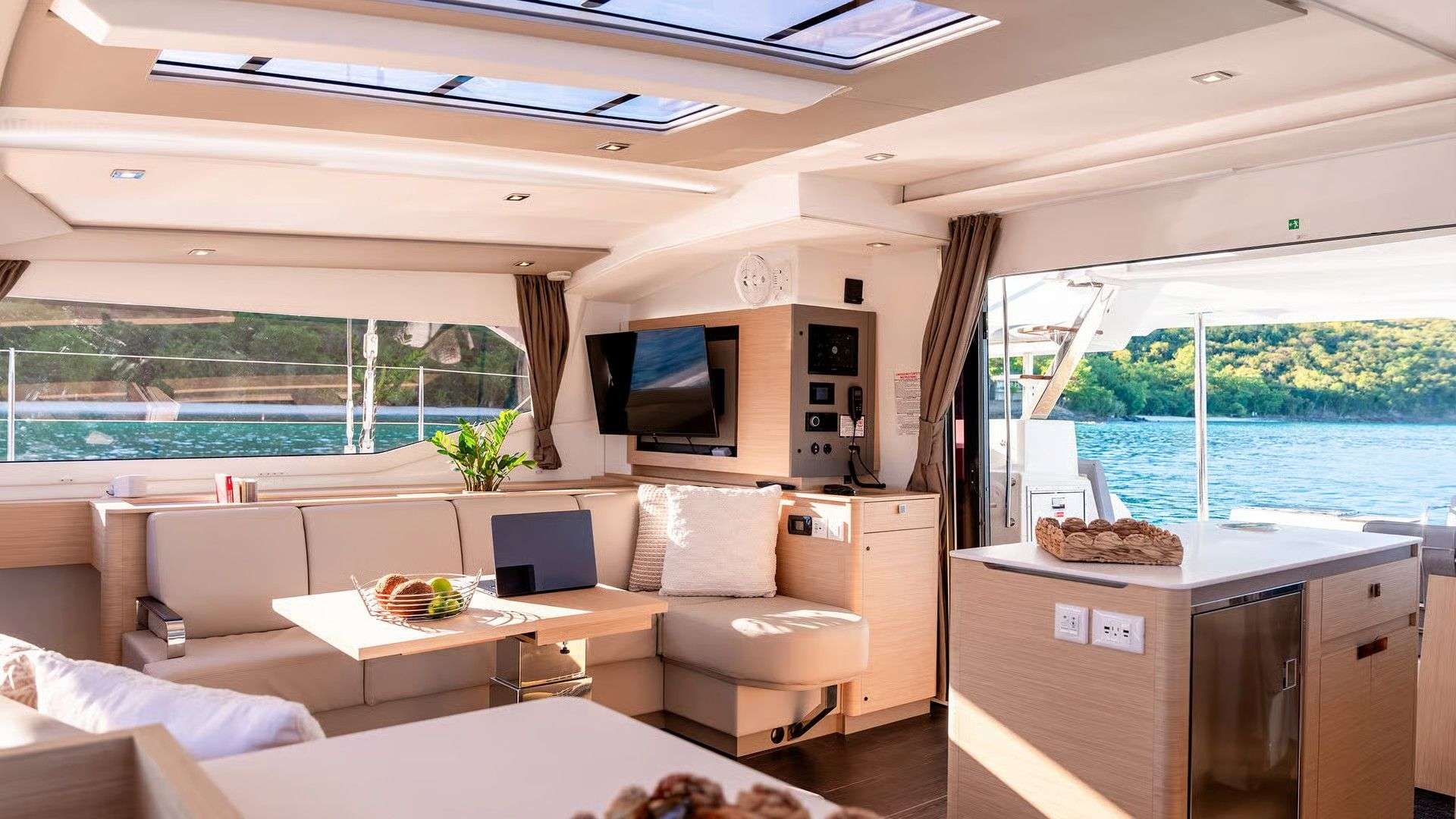 BLUE ONE Fountaine Pajot Aura 51 - saloon