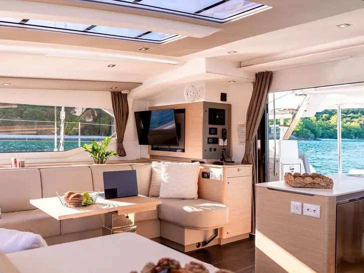 BLUE ONE Fountaine Pajot Aura 51 - saloon BLUE ONE Fountaine Pajot Aura 51 - saloon