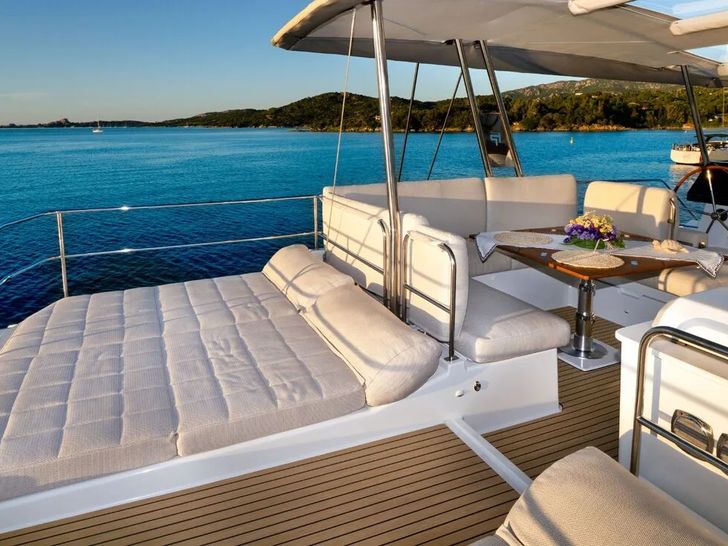 BLUESATION Fountaine Pajot Alegria 67 - flybridge BLUESATION Fountaine Pajot Alegria 67 - flybridge