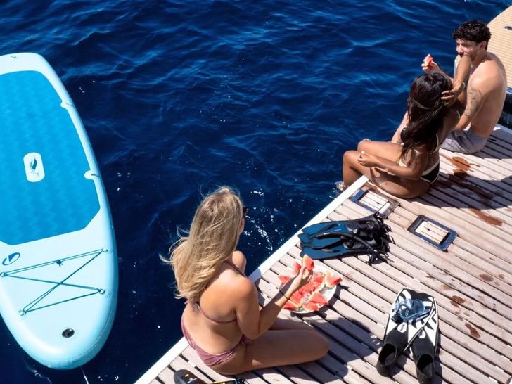 BLUESATION Fountaine Pajot Alegria 67 - guests on the swim platform with the water toys BLUESATION Fountaine Pajot Alegria 67 - guests on the swim platform with the water toys