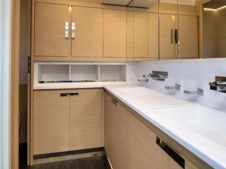 BLUESATION Fountaine Pajot Alegria 67 - master cabin bathroom BLUESATION Fountaine Pajot Alegria 67 - master cabin bathroom