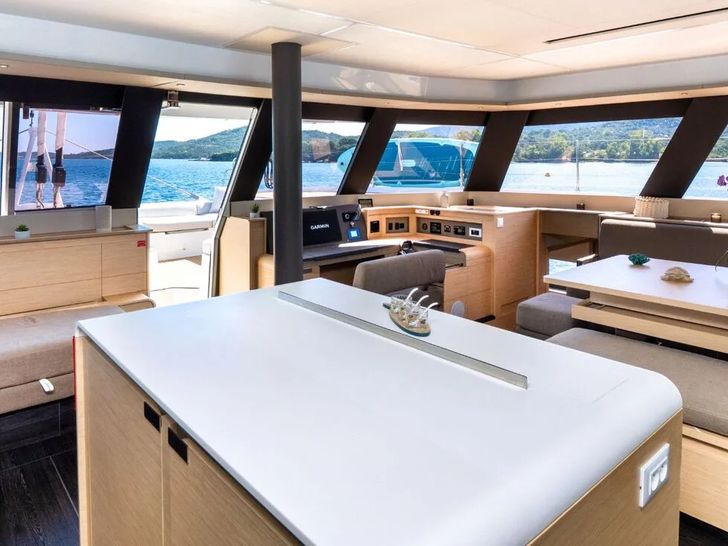 BLUESATION Fountaine Pajot Alegria 67 - saloon dining lounge BLUESATION Fountaine Pajot Alegria 67 - saloon dining lounge