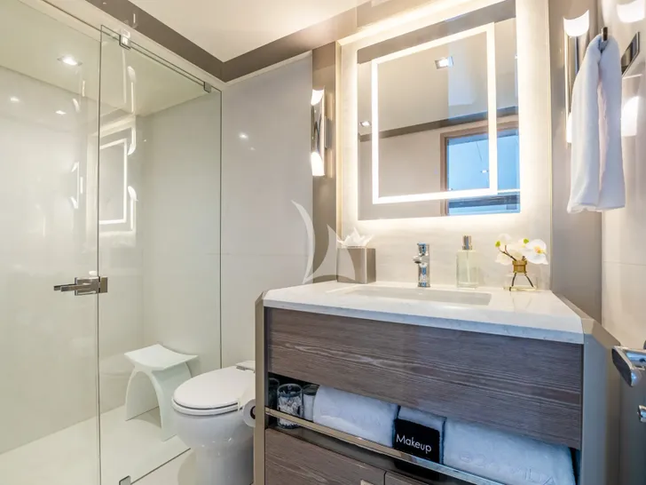 BOA VIDA Ocean Alexander 35R - VIP cabin 1 bathroom BOA VIDA Ocean Alexander 35R - VIP cabin 1 bathroom