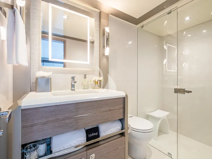 BOA VIDA Ocean Alexander 35R - VIP cabin 2 bathroom BOA VIDA Ocean Alexander 35R - VIP cabin 2 bathroom