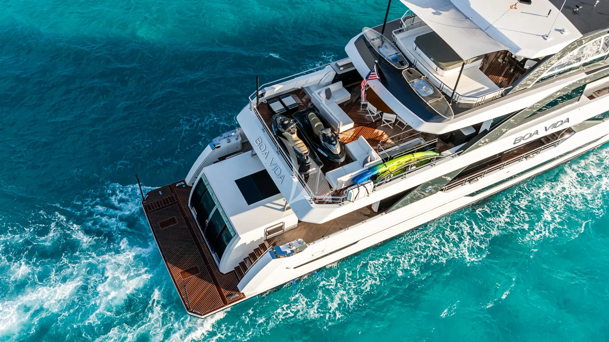 BOA VIDA Ocean Alexander 35R - aft shot