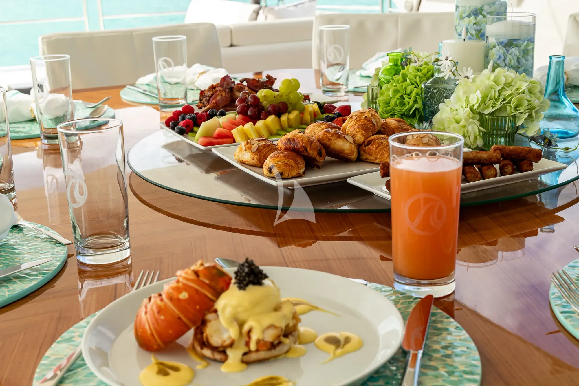 BOA VIDA Ocean Alexander 35R - alfresco breakfast