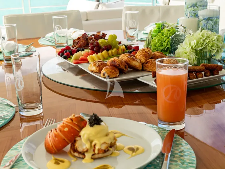 BOA VIDA Ocean Alexander 35R - alfresco breakfast BOA VIDA Ocean Alexander 35R - alfresco breakfast