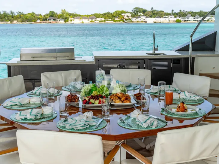 BOA VIDA Ocean Alexander 35R - alfresco dining set up BOA VIDA Ocean Alexander 35R - alfresco dining set up
