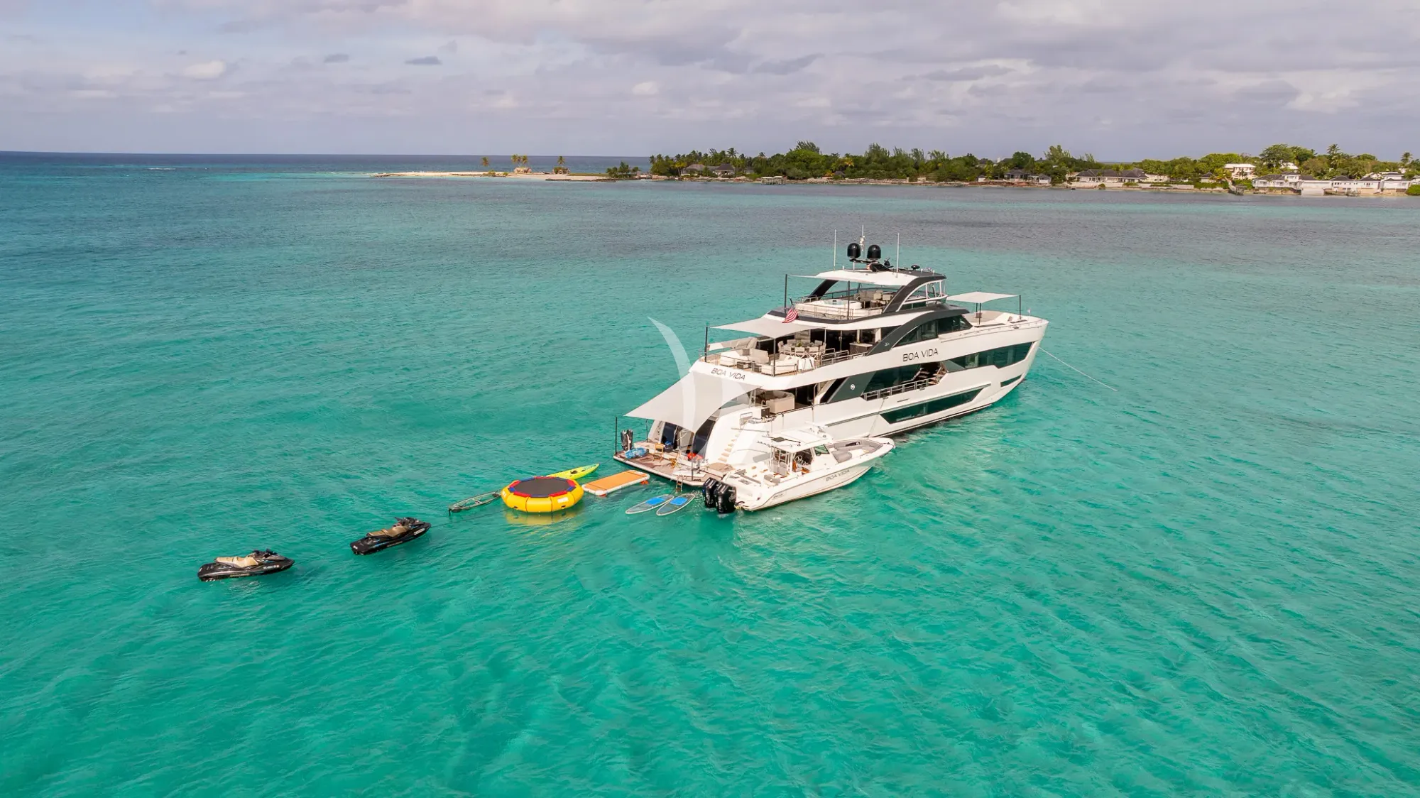 BOA VIDA Ocean Alexander 35R - anchored with the water toys