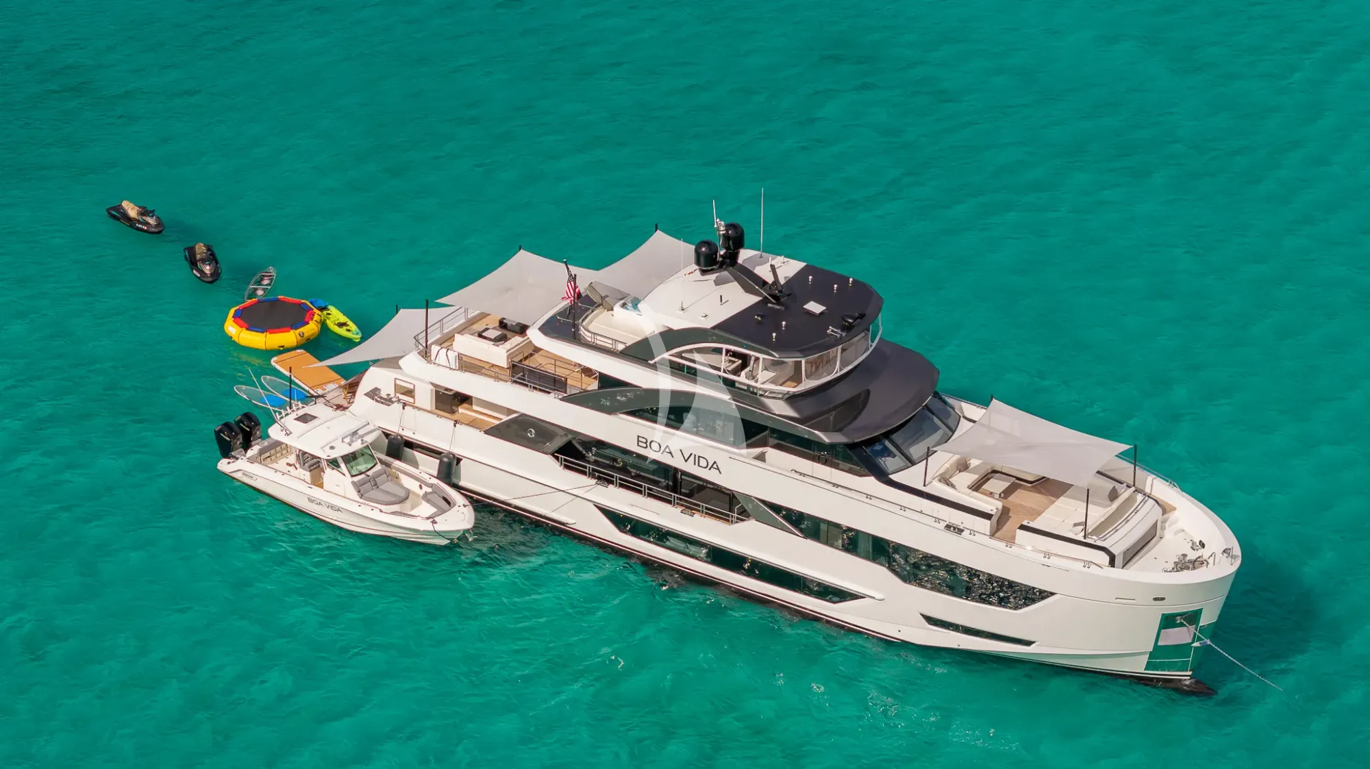 BOA VIDA Ocean Alexander 35R - anchored with the water toys
