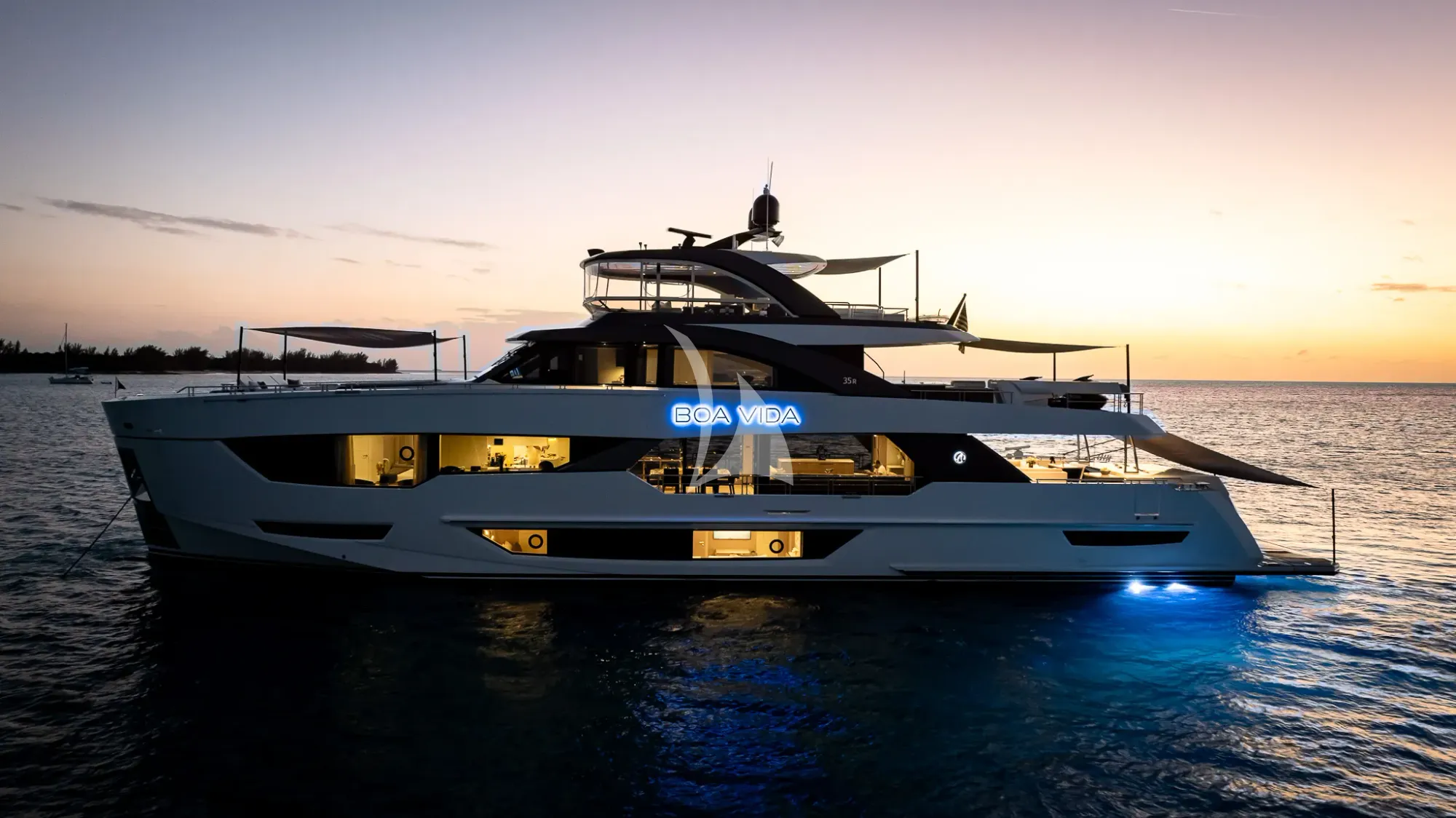 BOA VIDA Ocean Alexander 35R - at night